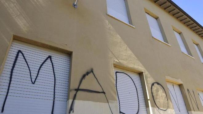 Vandali imbrattano la scuola con scritte e bestemmie