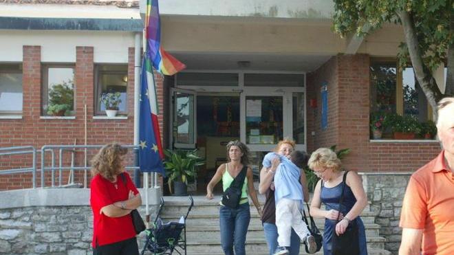 Troppi non residenti, in 5 restano fuori