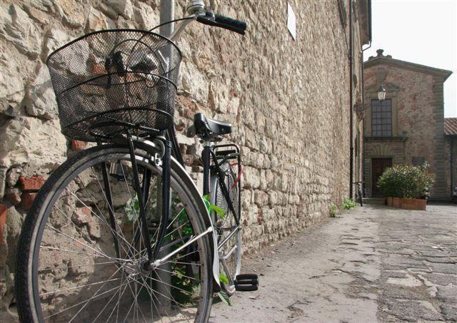 Prato, bici rubata al parroco, i fedeli si offrono di ricomprarla ma lui rifiuta 