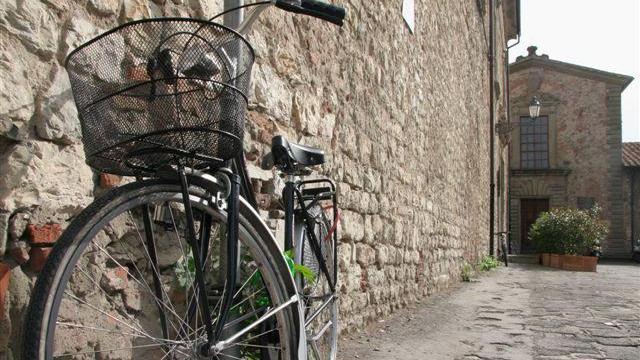 Prato, bici rubata al parroco, i fedeli si offrono di ricomprarla ma lui rifiuta