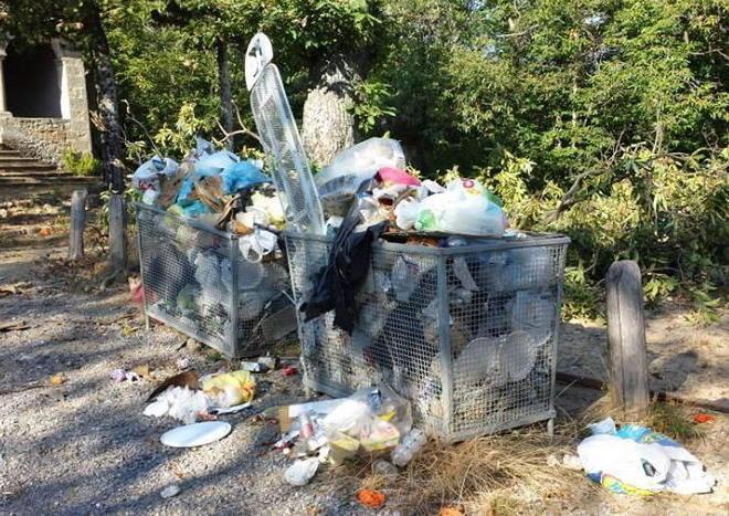 Cassonetti come discariche alla Madonna del Tamburino