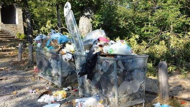 Cassonetti come discariche alla Madonna del Tamburino