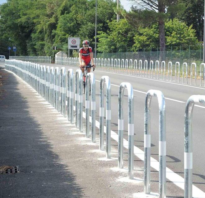 Il percorso ciclabile finisce dentro un fosso scoperto 