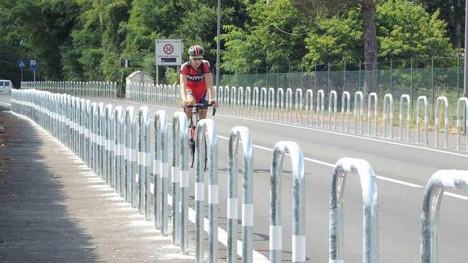 Il percorso ciclabile finisce dentro un fosso scoperto