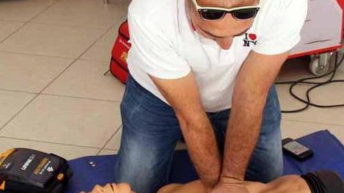 Arbitri di calcio col defibrillatore