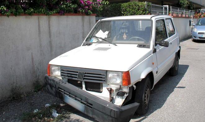 Tre anni di multe all’auto abbandonata
