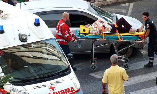Due donne ferite in piazza Costituzione