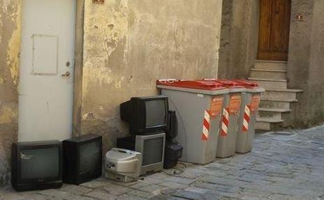 Discarica di tv nel paese vecchio 