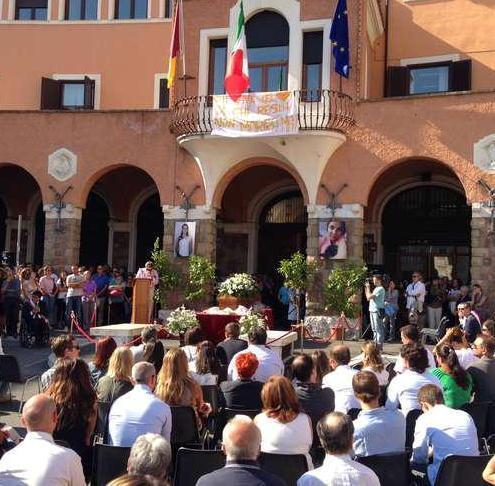L’addio a Valentina tra tantissimi amici Le lacrime della mamma e del fidanzato