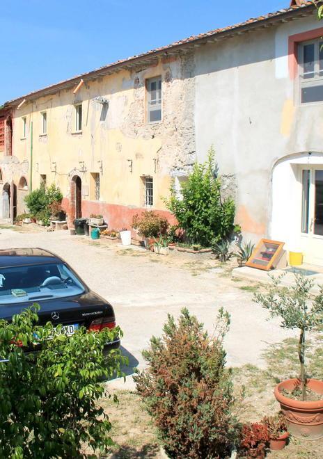 Nella fattoria le donne imparano un nuovo lavoro 