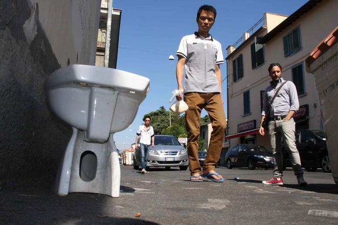 Via Pistoiese stufa dei rifiuti: «Se continuate così non vi rivotiamo» 