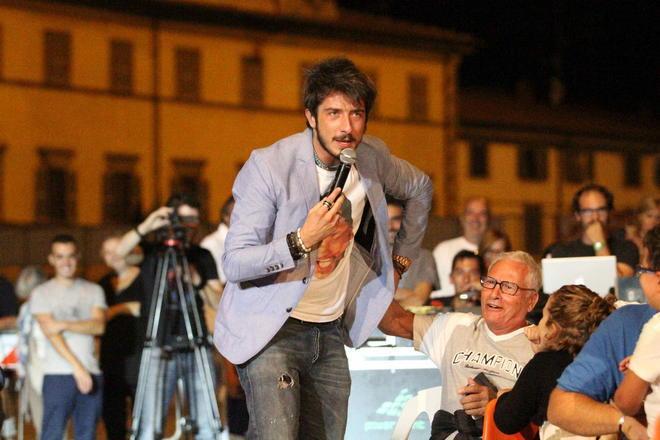 Il coro dei bambini cinesi canta “Volare” in piazza Mercatale 