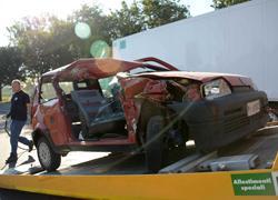 Auto si schianta contro un camion in sosta, grave un bambino
