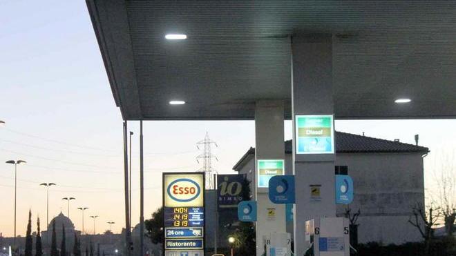 Picchiato e rapinato da un trans al distributore