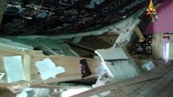 Crolla il tetto di un palazzo a Pitigliano, sgomberato lo stabile