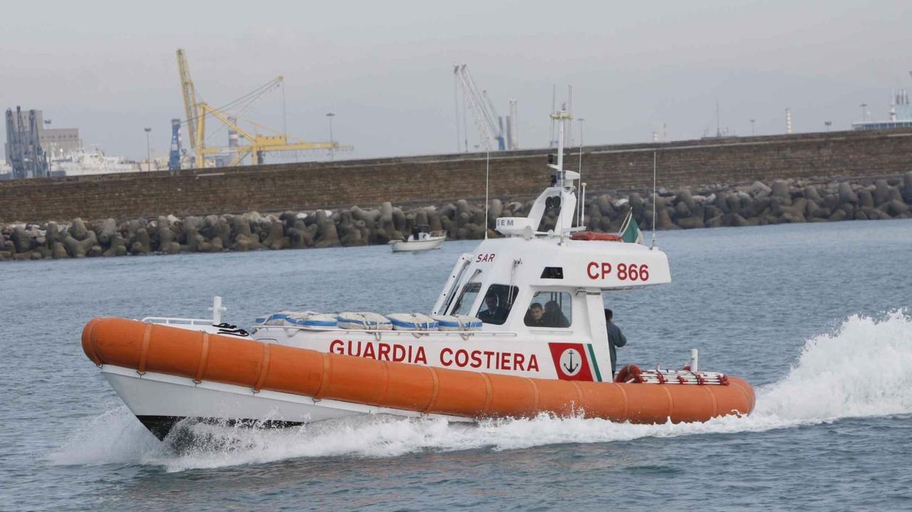 Nube di gas maleodorante in città, controlli su una nave in rada