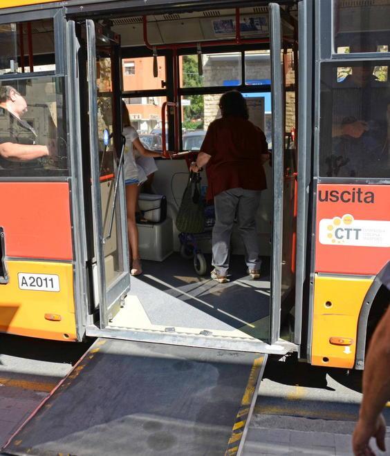 Il bus non ha la pedana e lascia a terra la disabile 