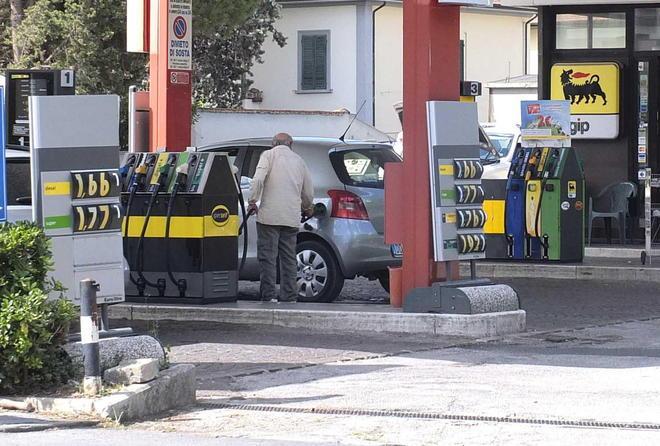 Benzina, prezzi in aumento: per il gasolio rincari record 