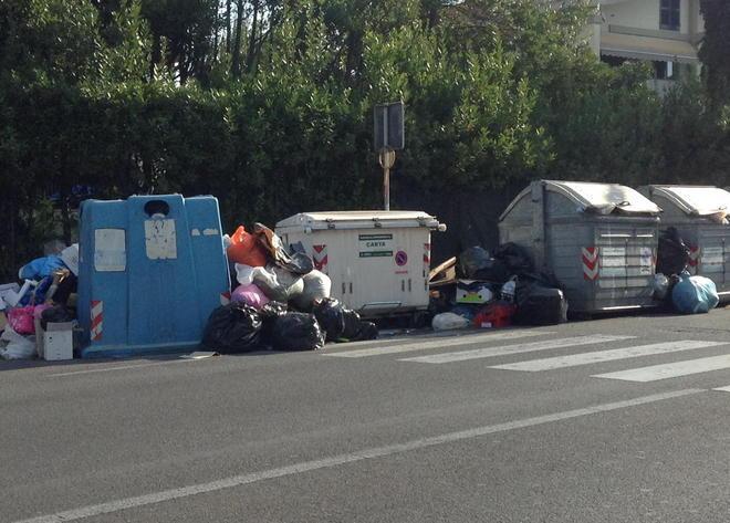 Rifiuti gettati per la strada a cosa serve il porta a porta?