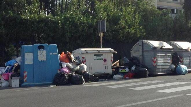 Rifiuti gettati per la strada a cosa serve il porta a porta?