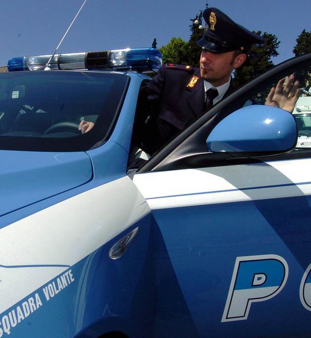 Madre e due figli finiscono in fossa sull’Aurelia sud 