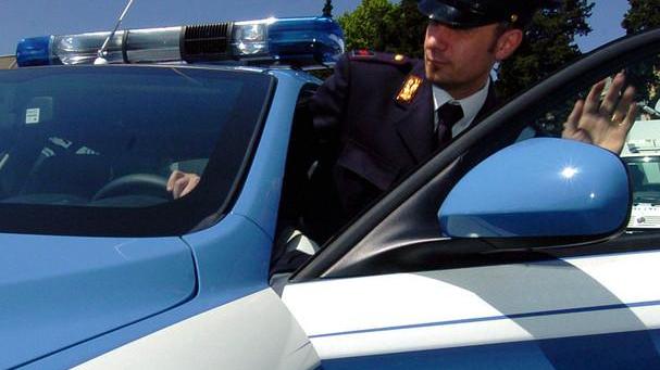Madre e due figli finiscono in fossa sull’Aurelia sud