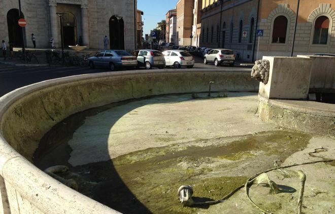 «Fa pena la fontana di piazza della Vasca»