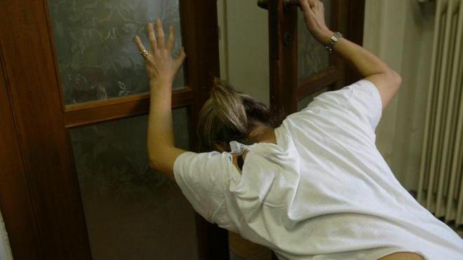 Perseguita la ex moglie, arrestato