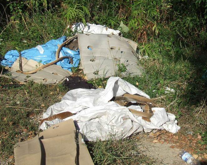 Discarica abusiva in via Terrarossa vicino al campo sportivo di Usella 