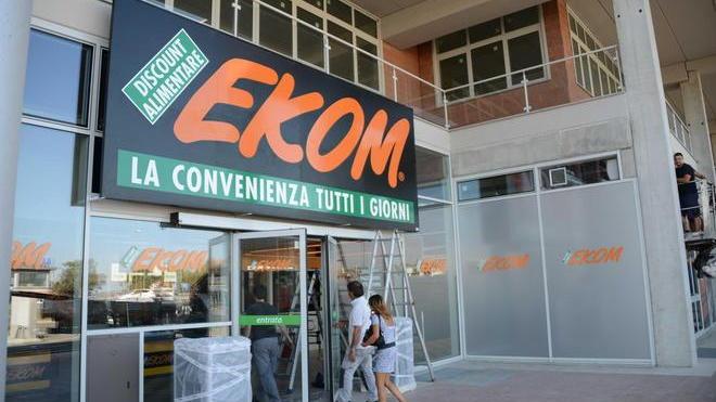 Posti tra gli scaffali del discount