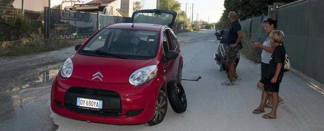 Via Brentino, auto danneggiata nella buca