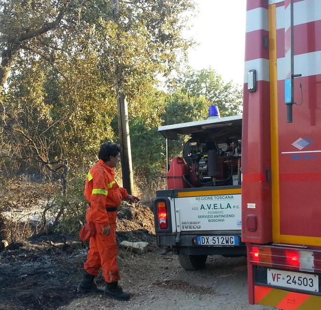 Fiamme vicino al serbatoio di gpl, vigili al lavoro 