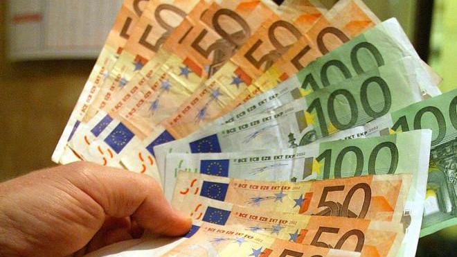 Preleva 10mila euro finiti per sbaglio sul suo conto