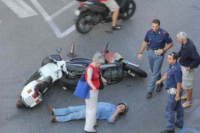 Scontro frontale tra motorini in piazza Mercatale 