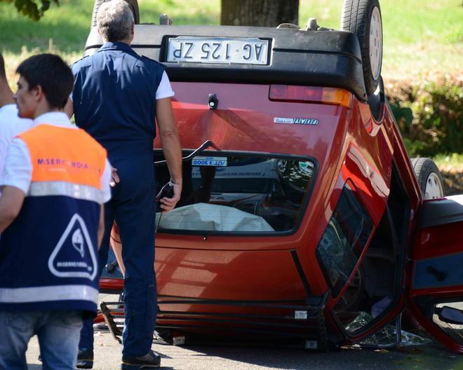 Muore pensionato nell’auto che finisce fuori strada e si ribalta 