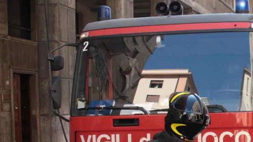 Bimbo di 2 anni bloccato in auto salvato con un filo di ferro