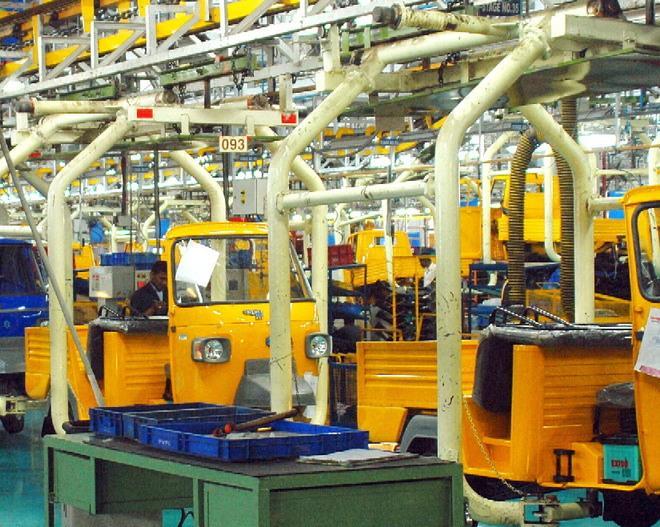 Piaggio, un manifesto della Fim scalda il clima nella fabbrica 