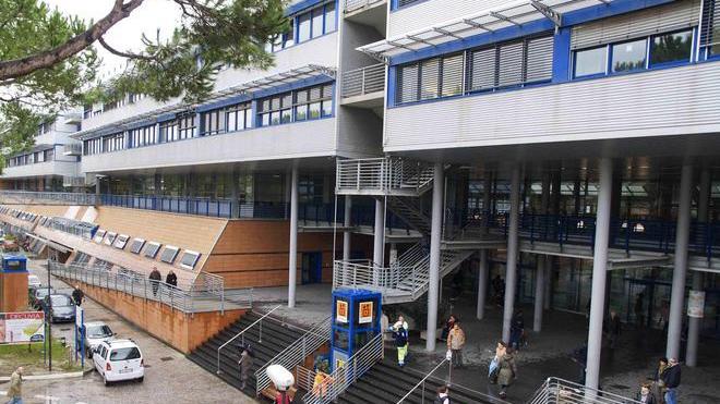 Bimbo di due anni operato d’urgenza per un sassolino in gola