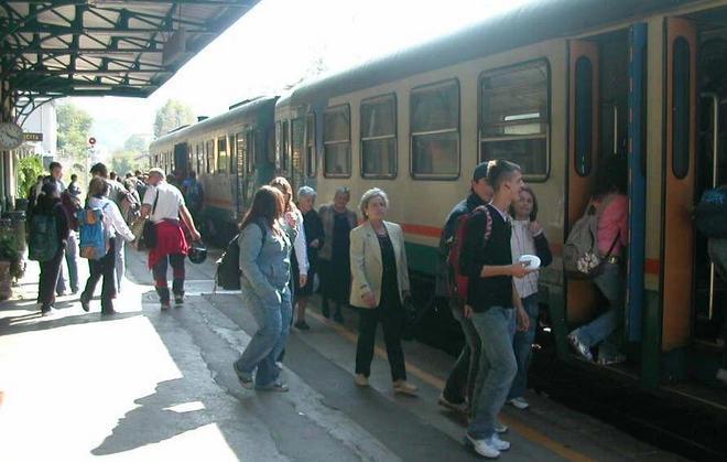 Stazioni “dimezzate” sulla Lucca-Aulla 