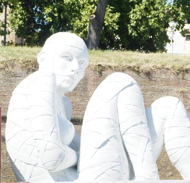 Critiche sul web per le statue davanti alle Mura