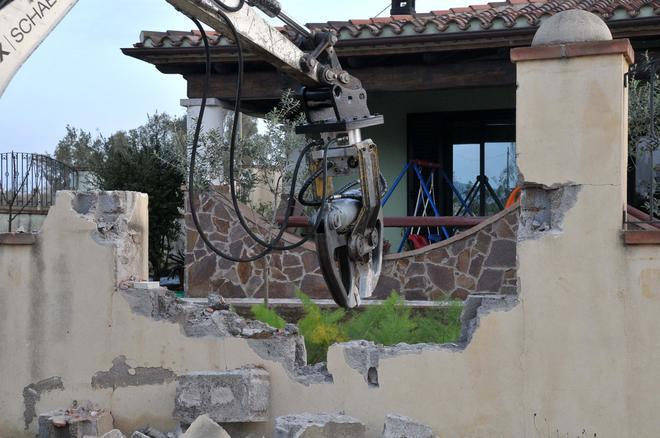 Fiordalisi accelera: 45 ville abusive verranno demolite in Gallura 