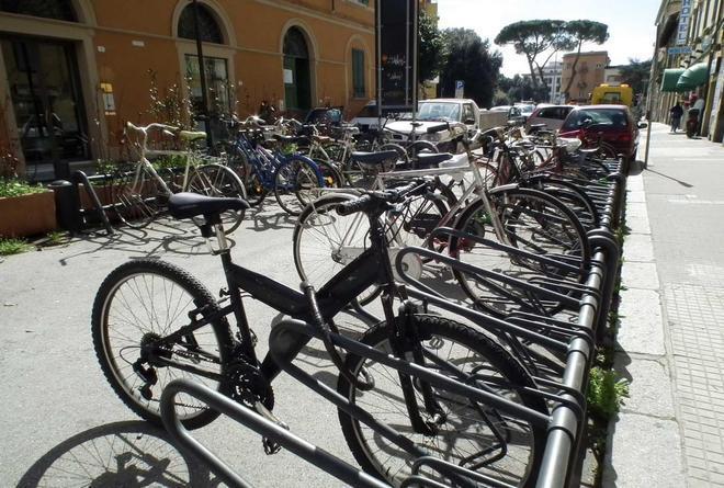 Lo sfogo: «La mia bicicletta rubata sotto il naso dei vigili urbani» 