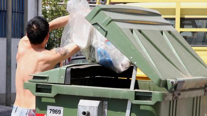 Cinese multato perché getta rifiuti non consentiti in un cassonetto