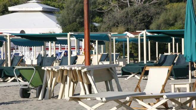 Il sindaco di Forte dei Marmi bacchetta i balneari: restate aperti