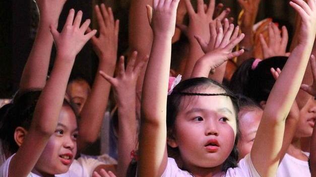 “Provate a bruciarli, vedete come cantano” L’odio razziale non risparmia i bambini