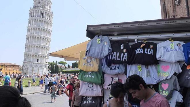 Consiglieri comunali in piazza del Duomo