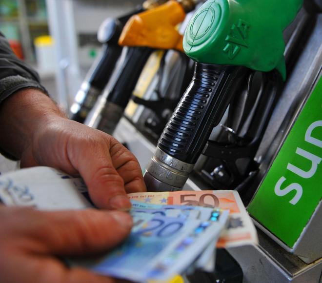 Benzina, prezzi alle stelle La verde torna a salire 