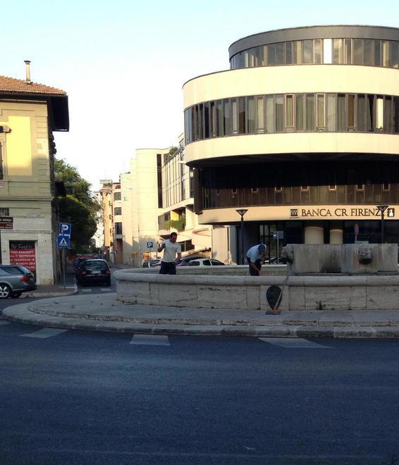 Operai al lavoro nella fontana