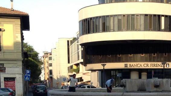 Operai al lavoro nella fontana