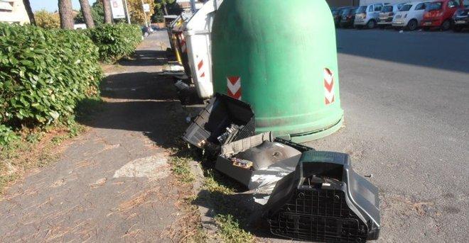 La raccolta ingombranti ancora vicino ai cassonetti